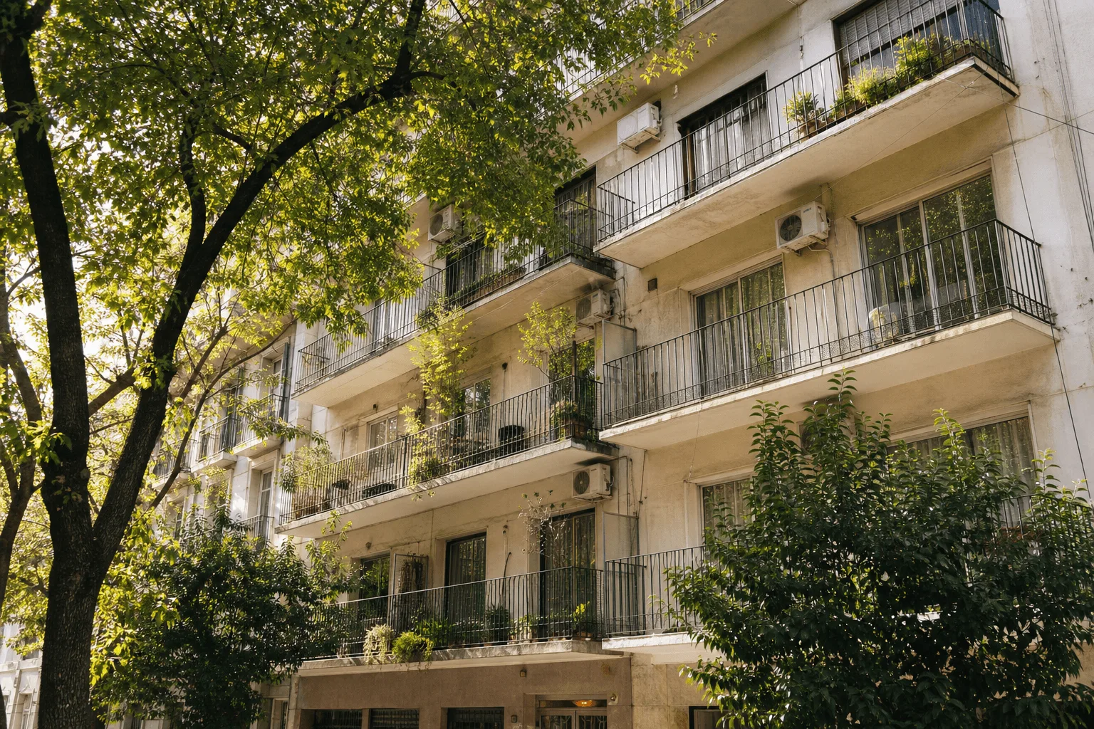 Frente de un edificio residencial arbolado